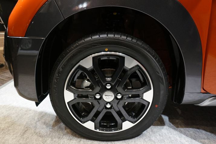 30mm�グ��ꂽ�ԍ��ɁA����a�̃^�C����g�ݍ��킹�Ă���A�ᓹ�ł��������j��������Ă���