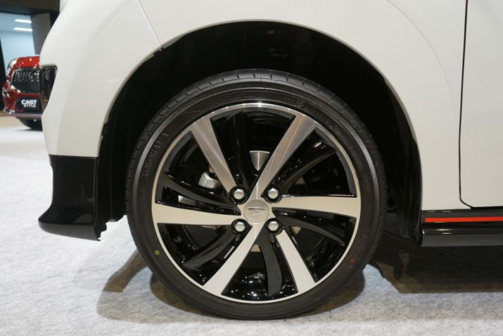 ��p�f�U�C����16�C���`�z�C�[���𗚂��B�G�����̒Ⴂ�^�C���Ƃ̑g�ݍ��킹�Ő����ȃC���[�W������