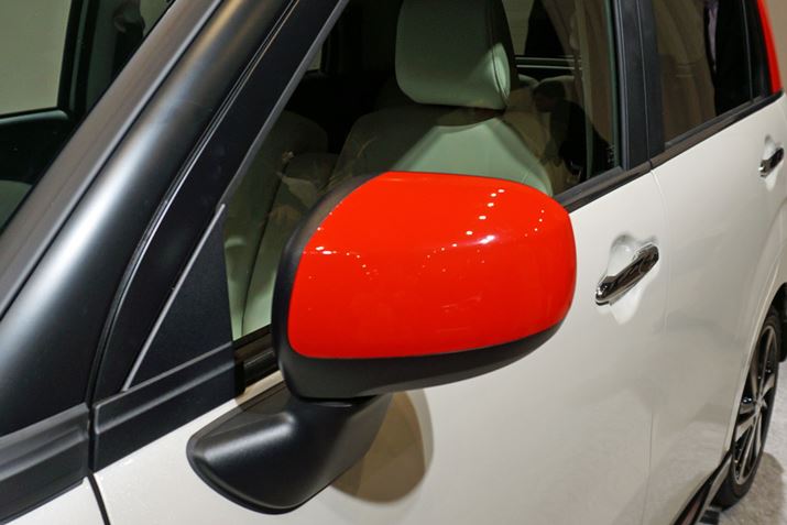 �h�A�~���[�͐Ԃ��h������Ă���B��������������V�[�g���g���Ă���