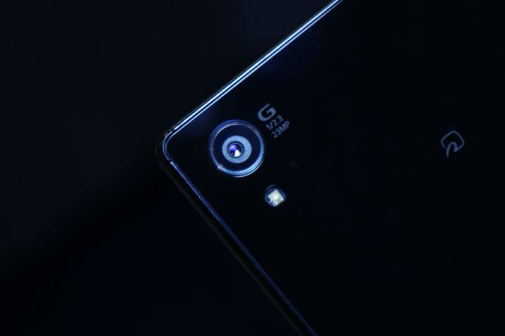 ���C���J�����͗L����f��2300����f�ɃA�b�v�B0.03�b�̍���AF��򉻂̏��Ȃ�5�{�̃f�W�^���Y�[���Ȃǋ@�\�����サ�Ă���