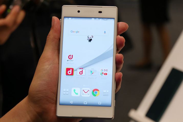 1080×1920�̃t��HD�\���ɑΉ������5.2�C���`�̉t���f�B�X�v���C�𓋍ځBCPU�̓I�N�^�R�A�́uMSM8994�v��3GB��RAM��32GB�̃X�g���[�W��g�ݍ��킹��