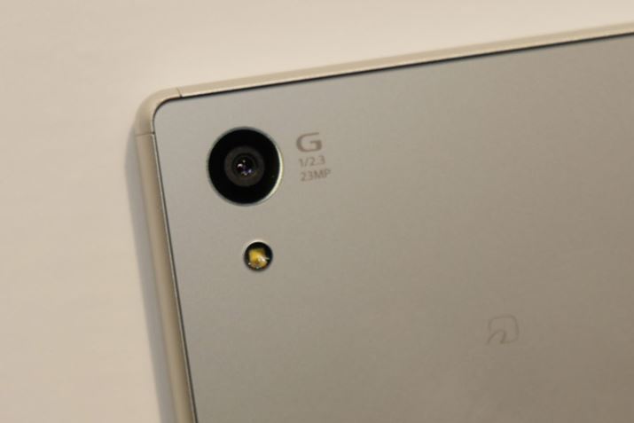 ���C���J�����́A��2300����f�ɃA�b�v������AF��5�{�Y�[���ȂǂɑΉ��B��{�I�ɏ�ʋ@���Xperia Z5 Premium�Ƌ���