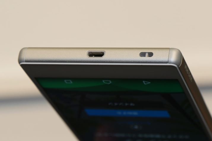 IPX5/8�����̖h���d�l�ƁAIP6X�����̖h�o�d�l���N���A�BmicroUSB�|�[�g�̓L���b�v���X