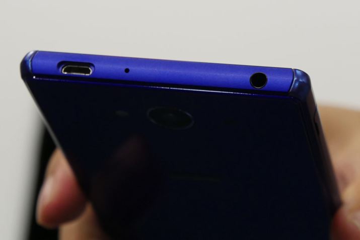 IPX5/8�����̖h���d�l�ƁAIP5X�̖h�o�d�l���N���A�BmicroUSB�|�[�g�̓L���b�v���X��