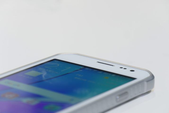 ���͂����͂ޑ��ʂ̗��N�B�f�B�X�v���C�̕ی�K���X�̓R�[�j���O�Ђ́uGORILLA GLASS 4�v