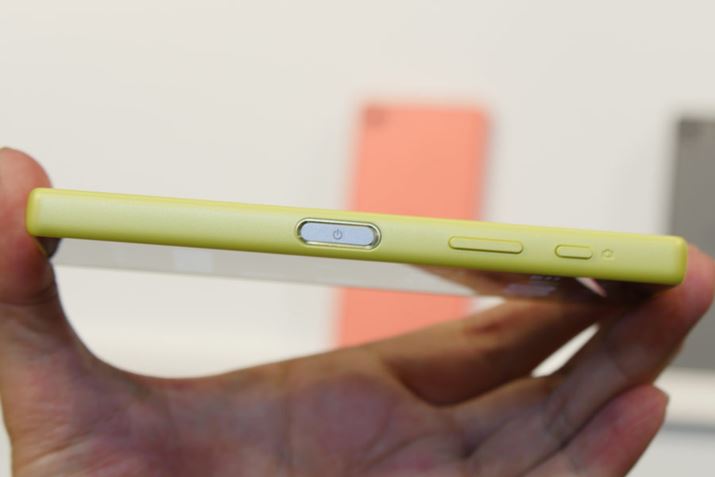 �����͖�65mm�ƃR���p�N�g�A���݂͖�8.9mm����B�w��Z���T�[�����˂��V�����d���{�^���̓V���[�Y����