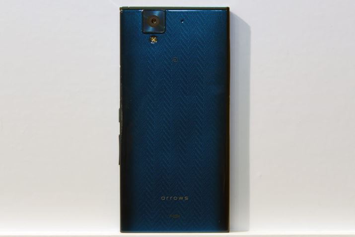 �{�N�V�[�ȃf�U�C�������A3390mAh�̑�e�ʃo�b�e���[�𓋍ڂ��A3���̃o�b�e���[�������������Ă���