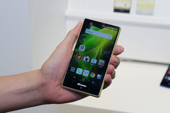 �t��HD�\���ɑΉ������4.7�^�̃n�C�X�s�[�hIGZO�t���𓋍ځBCPU�́A�w�L�T�R�A��MSM8992�ŁA3GB��RAM��16GB��ROM��g�ݍ��킹��