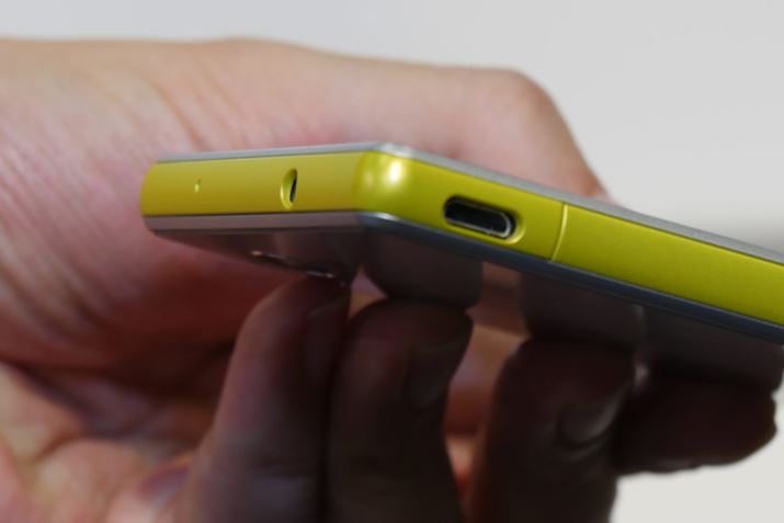 IPX5/7�����̖h���d�l�ƁAIP6X�����̖h�o�d�l���N���A�BmicroUSB�|�[�g�̓L���b�v���X