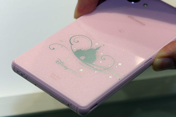 �w�ʂ̔������̃v�����g�́A�G���{�X�̂悤�ɗ��̊�������