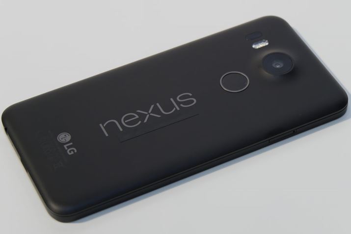 �O���[�o���Ŕ��\���ꂽ�΂����Android 6.0���ڂ̃��t�@�����X�@Nexus 5X���o��B����ő�̃T�v���C�Y���B�w�ʂɎw��Z���T�[�𓋍ڂ��Ă���
