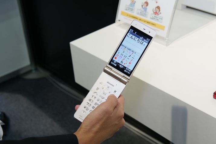 i���[�h�P�[�^�C�̐V���f����1�@�퓊������Ă���BAndroid�P�[�^�C�Ƃ͂�����񕹔������