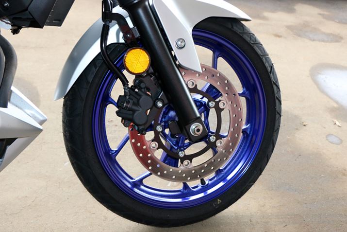 ���G�Ȍ`������Ă���z�C�[���́A�Ȃ��Ȃ����h���������B�u���[�L�́A�E�������̃V���O���f�B�X�N���̗p