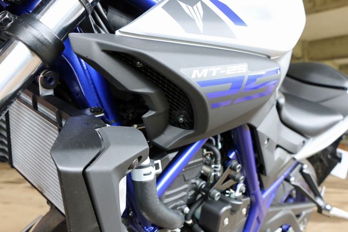 �^���N���ɂ̓G���W���ɋ�C����荞�ރG�A�C���e�[�N���z�u���A�����̋��������ڂɍv��