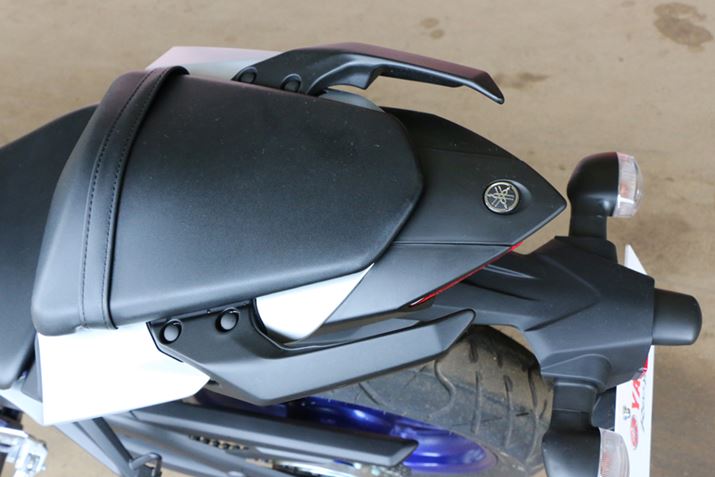 2�l���̍ۂɌ��̐l���͂ރ^���f���o�[�ɂ́A������Ɍ������či�荞�ރf�U�C�����{����Ă���