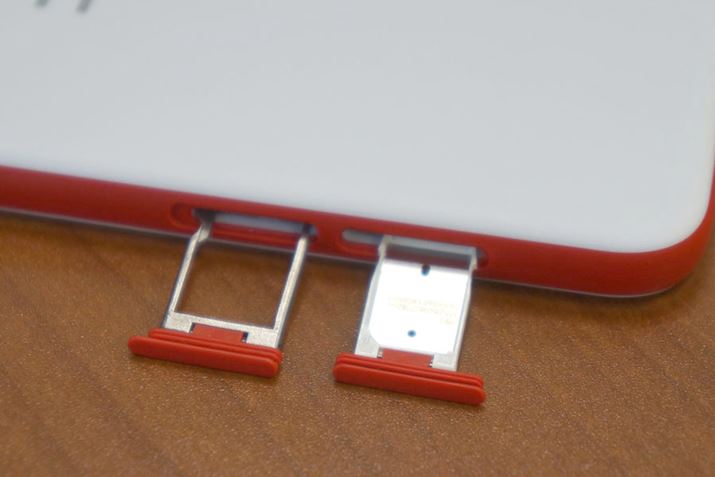 ���p����SIM�J�[�h�͏��^��nanoSIM�T�C�Y�BmicroSDXC�������[�J�[�h�X���b�g��������