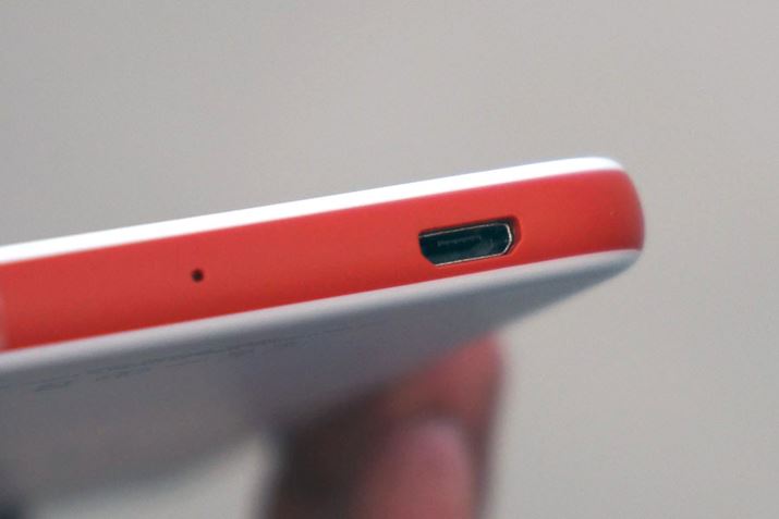 �h���Ɩh�o�d�l�Ή��̃{�f�B�BmicroUSB�|�[�g�̓L���b�v���X