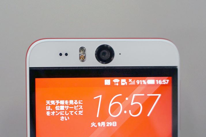 �C���J�����͖�1300����f�ŁAF�l2.2�̃����Y�𓋍ځBLED�t���b�V����2�F��g�ݍ��킹�������Ή�