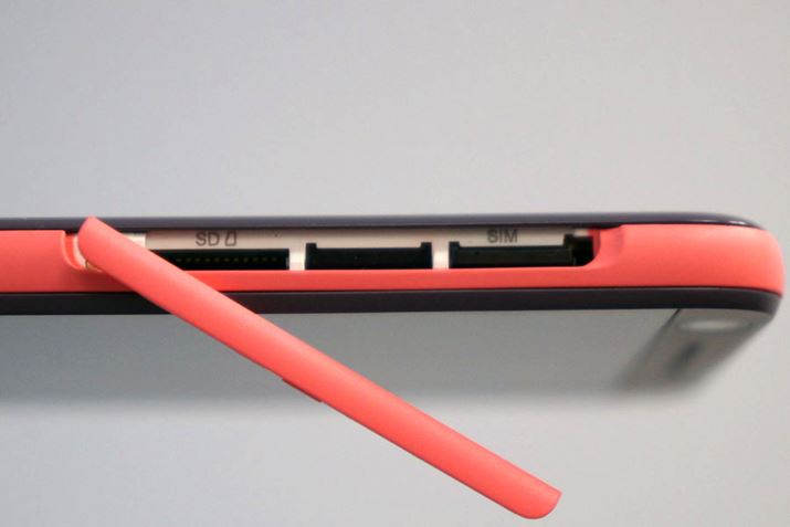 �f���A��SIM�@�̂悤�����AnanoSIM�J�[�h��1�������g�p����B�������[�J�[�h��microSDXC�Ή�