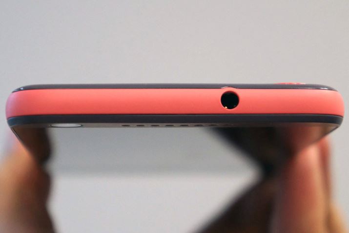 �J���t���ȑ��ʂŁA�ŋ߂̃X�}�[�g�t�H���Ƃ͂�����ƈႤ���͋C��