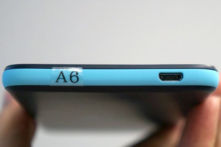 �L���b�v���X��microUSB�|�[�g�𓋍�