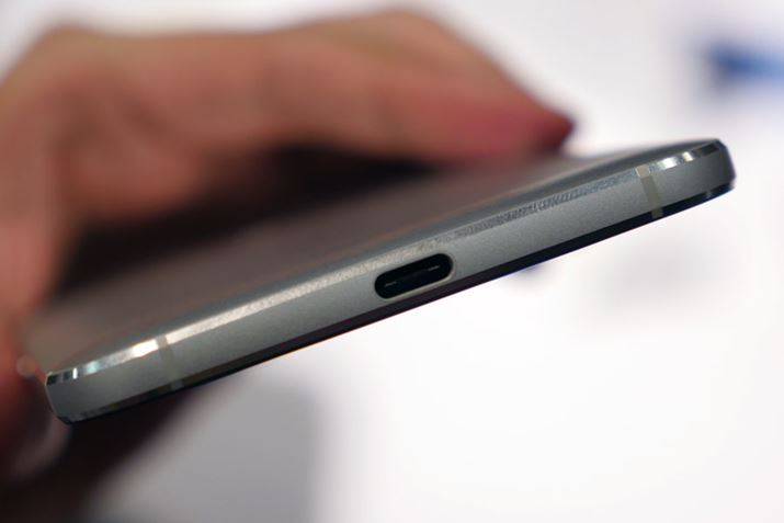 Type C��USB�|�[�g���̗p