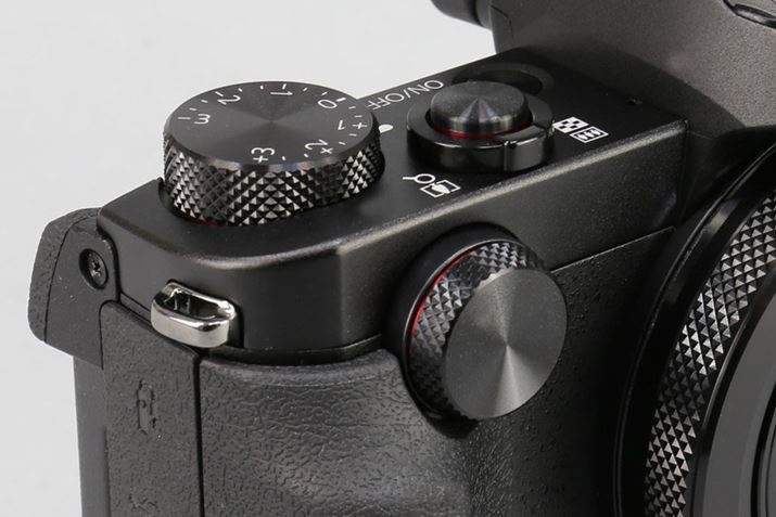 OʂɁAc^ɔzuꂽdq_C𑕔B[YX[YɃANZXł悤ɔzĂ