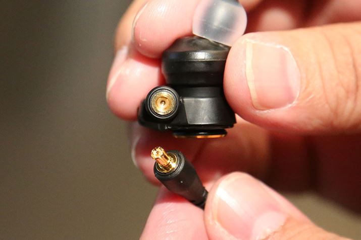 EP[uBRlN^ɂ́AI[fBIpƂĐ݌vꂽA2DCgĂ