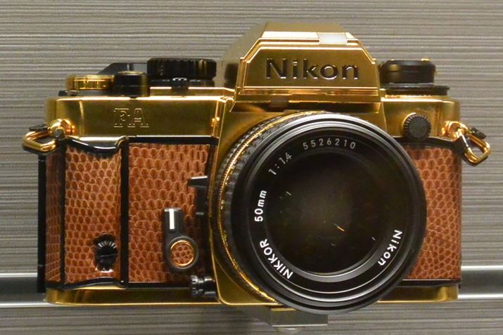 JƃY̊OɋbL{A{JOv܋LOfuNikon FA GOLEvB1984N