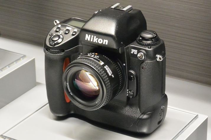 쐫AϋvɉăXs[hJRZvgɂuNikon F5vB1996N