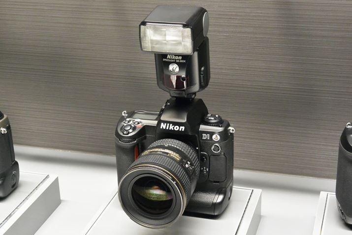 CoiݒŘbɂȂfW^჌t̃tbOVbvuNikon D1vB1999N