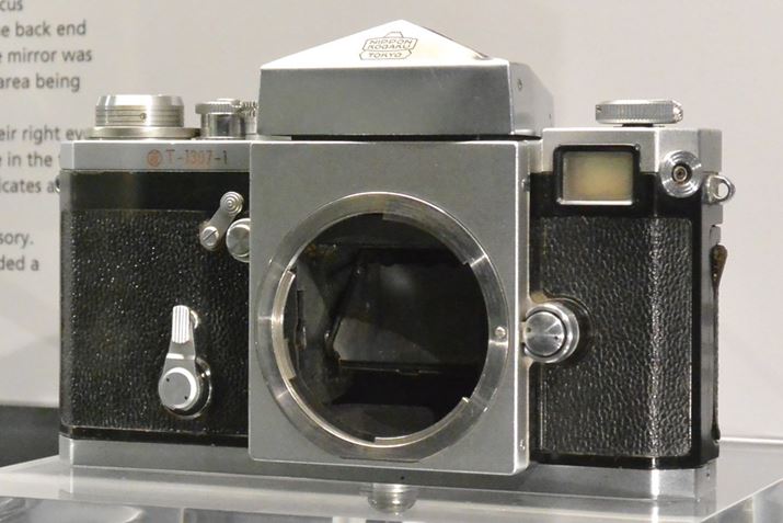 Nikon F̎@BB͈͂̃t[uRc[t@C_[v𓋍ڂĂiʎY@ɂ͔񓋍ځj