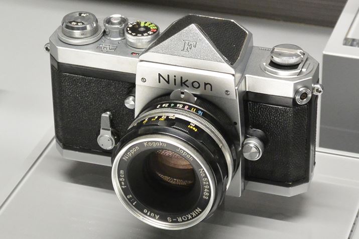 jR̈჌tJuNikon FvBvJ}̒ԃJƂȂB1959N