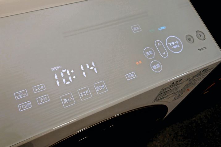 �{�̏㕔�ɂ́A�u���v�u�؁v�̕����{�^����z�u�B�d��������ƁA�K�v�ȃ��j���[����������