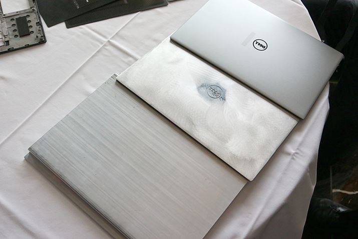 �V�ł̓A���~�j�E���̈ꖇ������o���č���Ă���