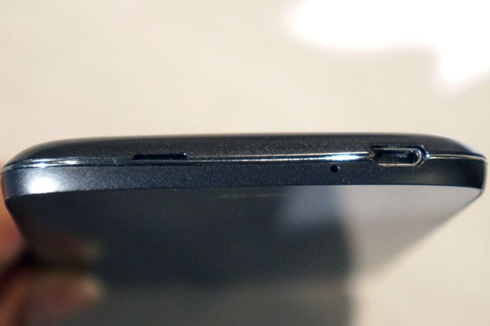 ��ʂ�microUSB�|�[�g�������B�{�@�͖h���E�h�o�d�l�ł͂Ȃ�