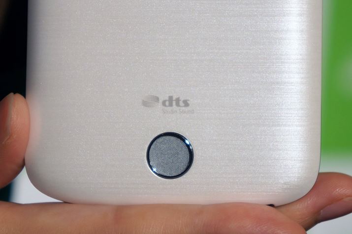 �w�ʂɃX�s�[�J�[�������BDTS Studio Sound���g���΋[���T���E���h�Ȃǂ����p�ł���