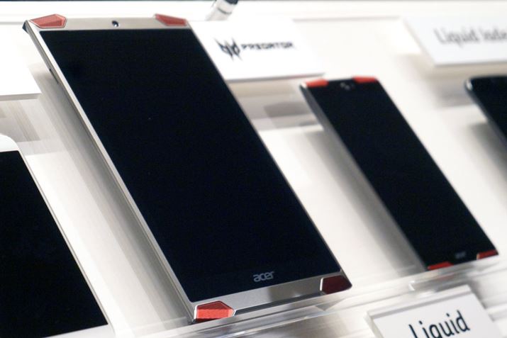 �X�}�[�g�t�H���A�^�u���b�g�Ƃ��ɁA�㉺�̂��ꂼ���2�����A���v4�̃X�s�[�J�[�������