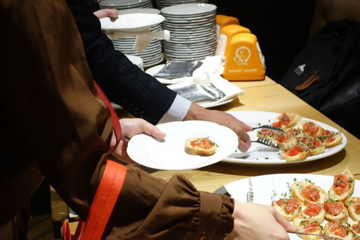 ł̓}C^AƃC^ACA\̎Q҂ɐU镑ꂽ