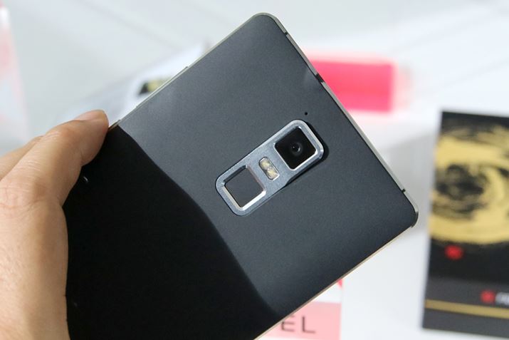 2100f̔wʃJ́A\j[̃ZT[6̃Y𓋍ځBwF؃ZT[NFCȂǂ