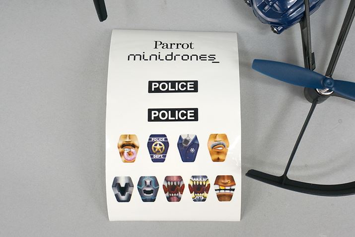 l`̑ɂA@̂ɓ\XebJ[Ă܂BAirborne Night ɓĂق