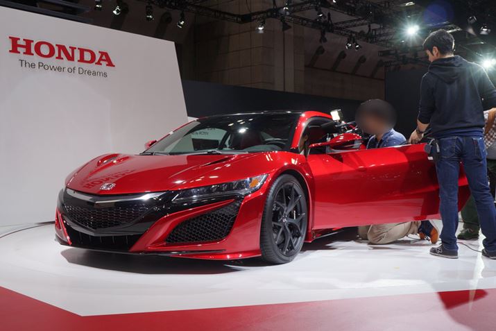 �d��ɓW�������NSX�̎���ɂ͕񓹃X�^�b�t�̎p���₦�邱�Ƃ��Ȃ��B�����l�C�𕨌���Ă���B