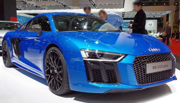 �t�����f���`�F���W�����uR8�v�B�ʐ^�͎��R�z�C��V10�G���W���𓋍ڂ���uR8 V10 plus�v