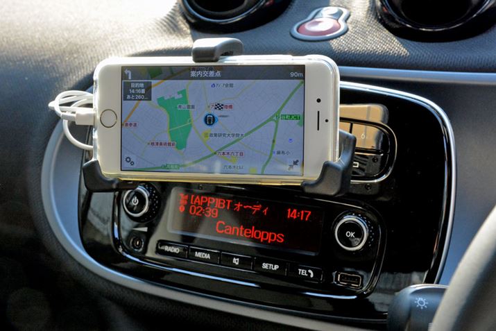 �N���[�h���Ɛ�p�̃A�v����g�ݍ��킹�āA�莝���̃X�}�z���|�[�^�u���i�r�Ƃ��ė��p�ł���