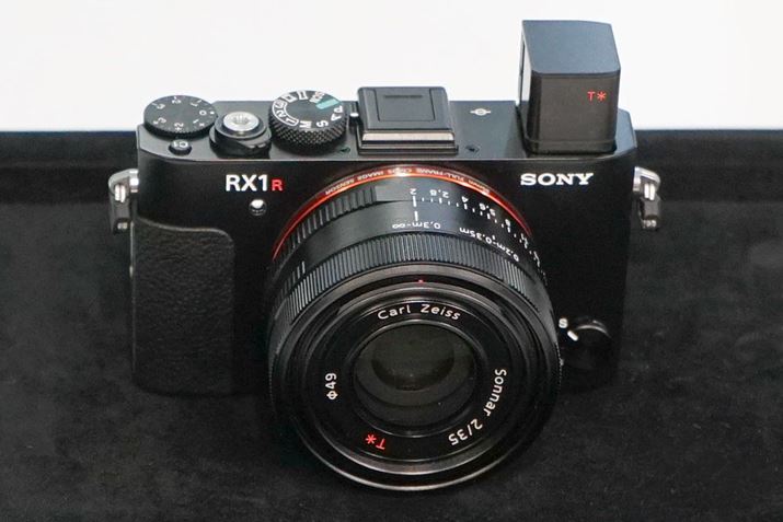 uZEISS T*vR[fBO̗pAt@C_[`ۂ̉f荞݂ጸĂ