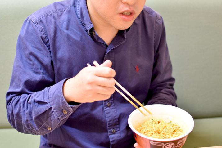 �Ƃɂ����A�J�b�v�˂�H�ׂ锢���~�܂�Ȃ��B��C�ɐH�׏I���Ă��܂��܂���