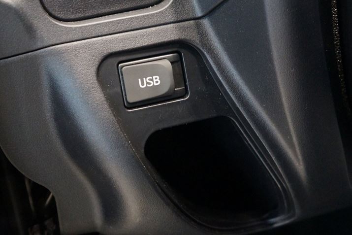 USB�|�[�g�𑕔��B�^�u���b�g��X�}�z�Ȃǂ��i�r��J�[�I�[�f�B�I�̑���Ɏg���ꍇ�ɕ֗�������