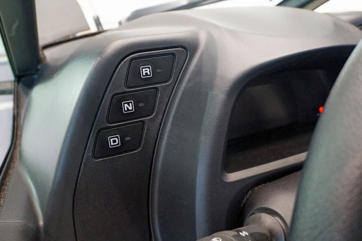 �M�A�́A��ށA�j���[�g�����A�O�i���{�^���Ő؂�ւ���