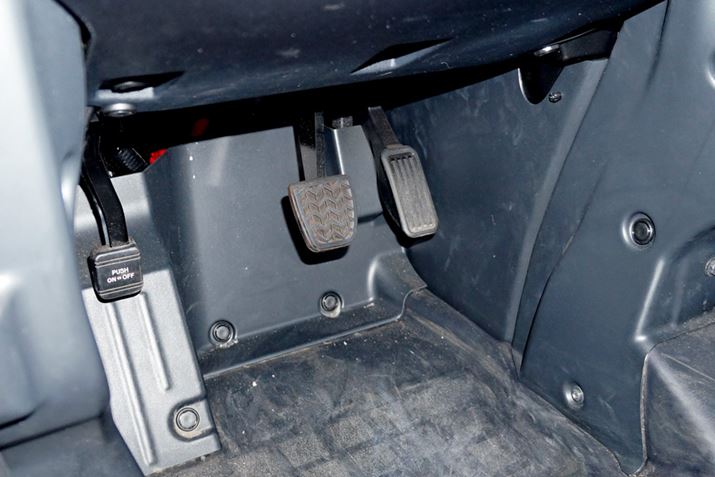 �A�N�Z���ƃu���[�L��2�y�_���A���ɂ���̂͑����ݎ��̃p�[�L���O�u���[�L