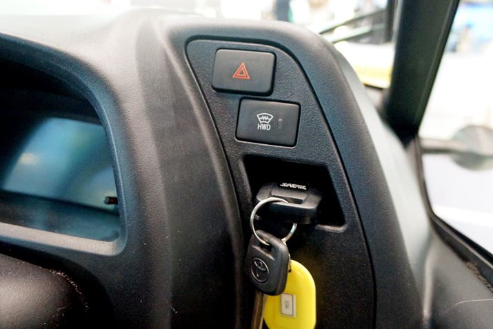 �n�U�[�h�⃏�C�p�[�̃{�^���B�Œ���̋@�\���V���v���ȑ���ōs���Ƃ����v�z